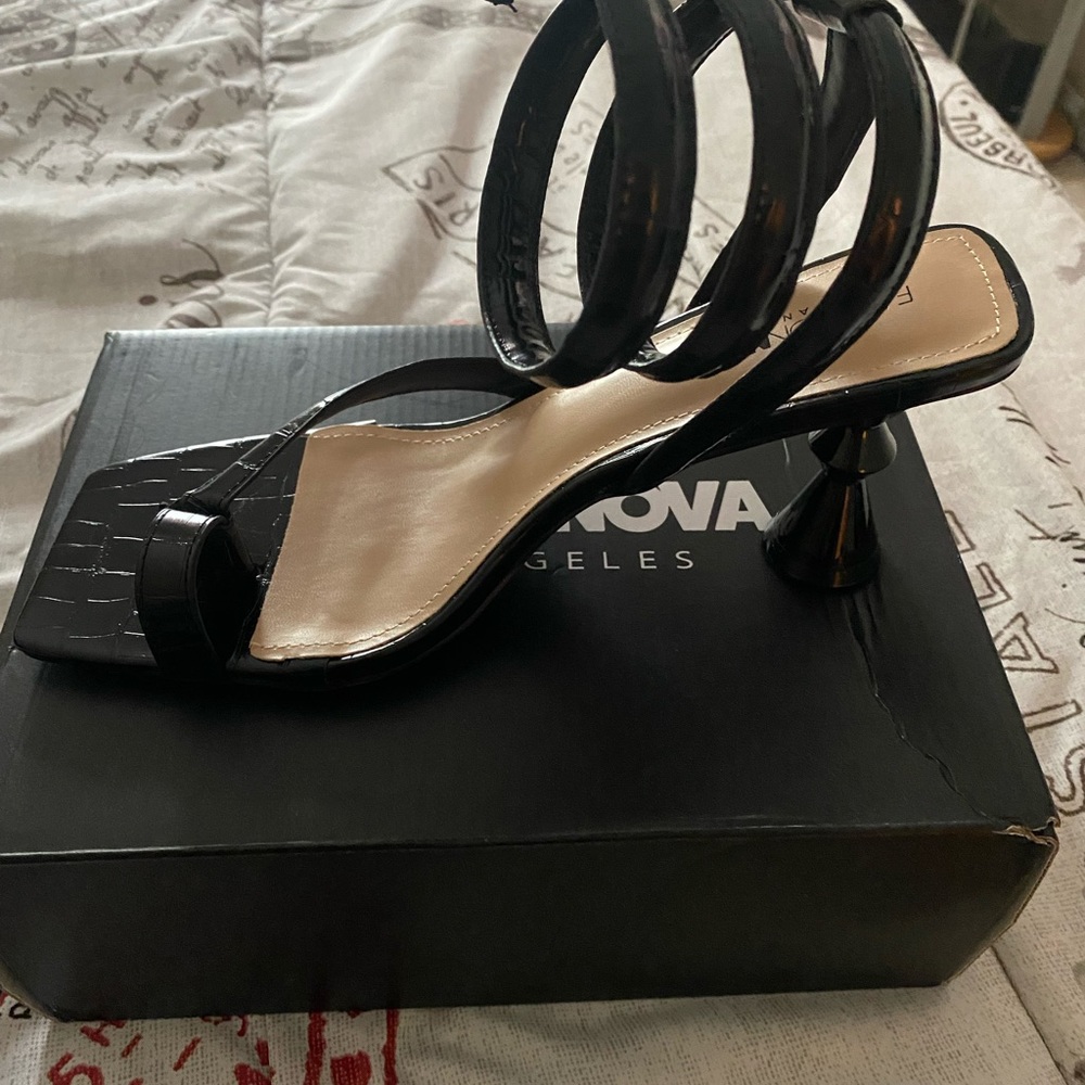 Size 10 Fashion nova black heels. Worn once.